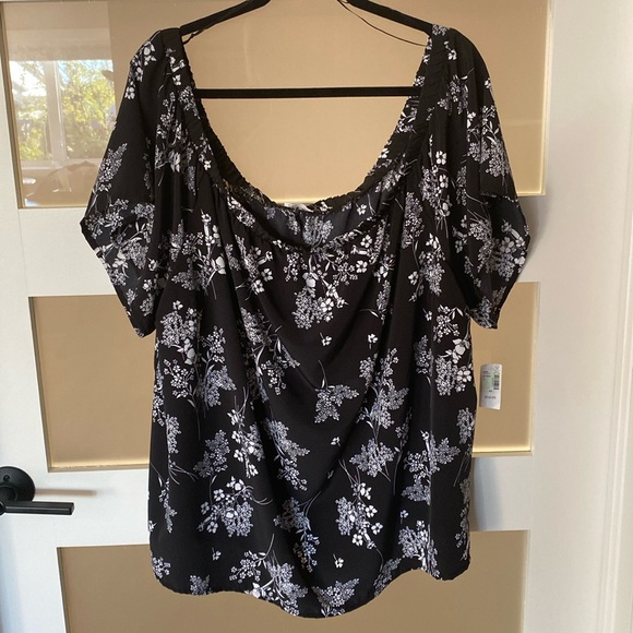 Pennington’s NWTs black / white top 100% polyester elastic neckline lightweight - Picture 1 of 6